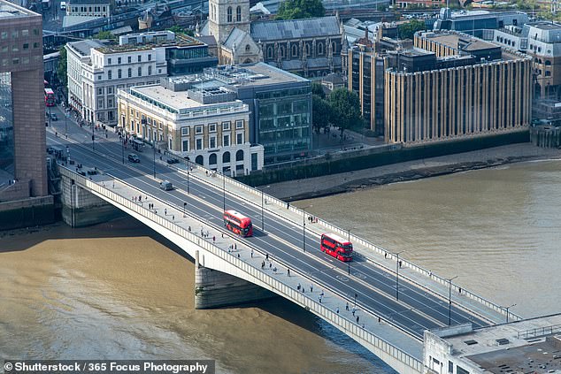 تم بناء أول جسر في لندن حوالي عام 52 بعد الميلاد على يد الجيش الروماني الغازي للإمبراطور كلوديوس، في مكان ما بالقرب من موقع الجسر الحالي (أعلاه)