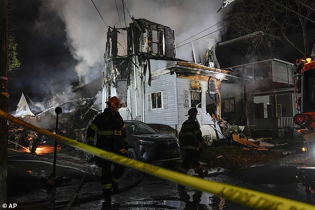 لا يزال ستة أشخاص على الأقل، من بينهم أطفال، في عداد المفقودين بعد حريق في منزل وحالة إطلاق نار نشطة