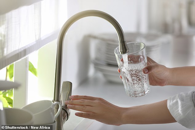سيحصل ملايين البريطانيين على إضافة الفلورايد إلى مياه الصنبور في خطة حكومية لتحسين صحة الفم (صورة مخزنة)