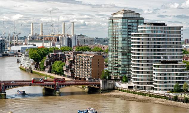 سقط المراهق من شرفة الطابق الخامس في مشروع Riverwalk في غرب لندن في عام 2019. ويظهر المبنى في المرتبة الثانية من اليمين