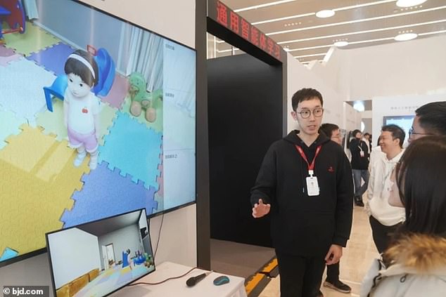 كشف معهد بكين للذكاء الاصطناعي العام (BIGAI) عن تونغ تونغ في معرض أقيم في نهاية شهر يناير.  تمكن الزوار من التفاعل مع Tong Tong الذي استجاب بعد ذلك للتغيرات في بيئته الافتراضية