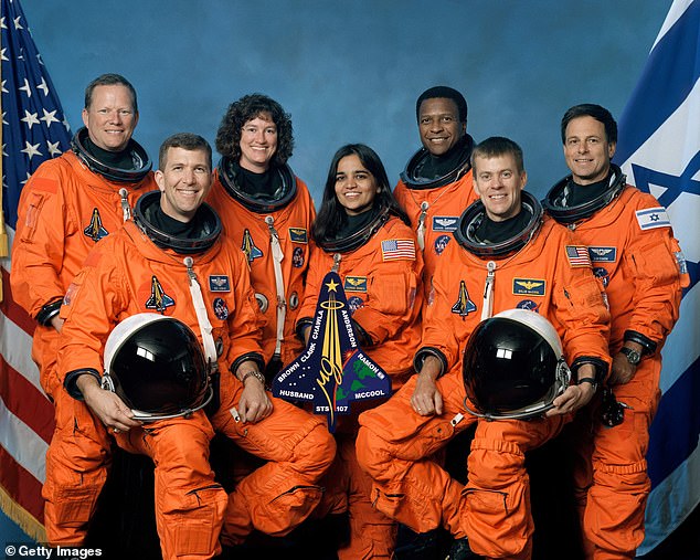 (LR) فقد ديفيد براون، وريك زوج، ولوريل كلارك، وكالبانا تشاولا، ومايكل أندرسون، وويليام ماكول، وإيلان رامون حياتهم في كارثة مكوك الفضاء كولومبيا في عام 2003.