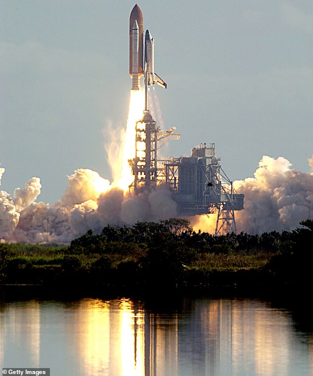 مكوك الفضاء كولومبيا، في المهمة STS-107، تم إطلاقه في 16 يناير 2003 في مركز كينيدي للفضاء في كيب كانافيرال، فلوريدا.