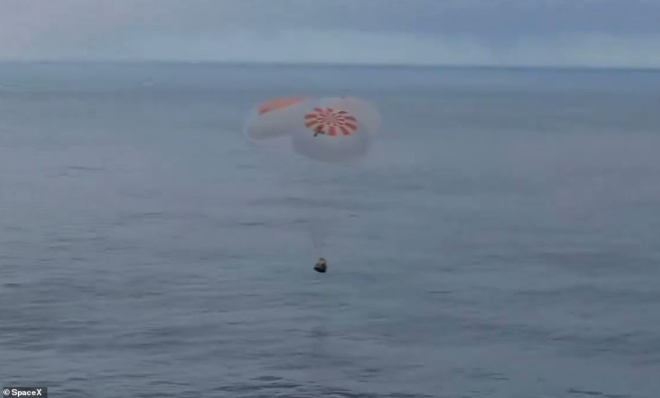 سقطت كبسولة SpaceX Crew Dragon قبل الساعة 8:30 صباحًا بتوقيت شرق الولايات المتحدة يوم الجمعة.  بعد فترة وجيزة تم تحميلها على سفينة الاسترداد