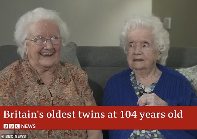 إلما هاريس وثيلما بارات، اللتان ولدتا بفارق نصف ساعة في ستوكبورت في أغسطس 1919، تعيشان الآن معًا في دار رعاية في لانكشاير