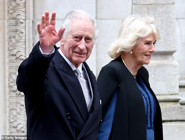 الملك تشارلز الثالث يغادر مع الملكة كاميلا بعد تلقي العلاج من تضخم البروستاتا في عيادة لندن في 29 يناير 2024 في لندن