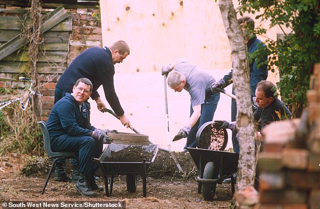 قامت الشرطة بحفر حديقة 25 شارع كرومويل في غلوستر حيث تم العثور على الجثث في عام 1994