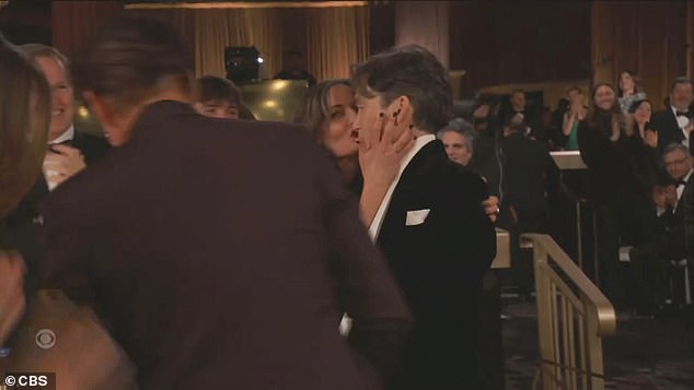 عندما فاز سيليان ميرفي بجائزة أفضل ممثل في حفل توزيع جوائز جولدن جلوب في يناير، قفزت زوجته إيفون وقبلته على فمه، تاركة بقعة حمراء على أحمر الشفاه.