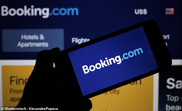 المحتالون: يقوم المحتالون بتسلل الرسائل بين الفنادق وعملائها على موقع Booking.com، ويطالبونهم بدفع مبالغ إضافية
