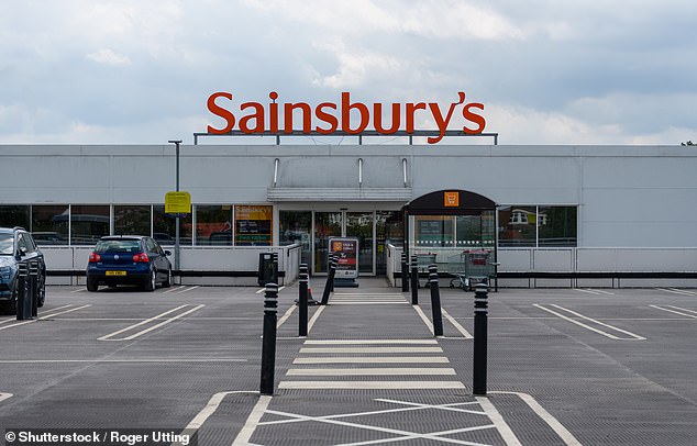 حذرت شركة Sainsbury المتسوقين في بعض المتاجر من وجود مشكلات 