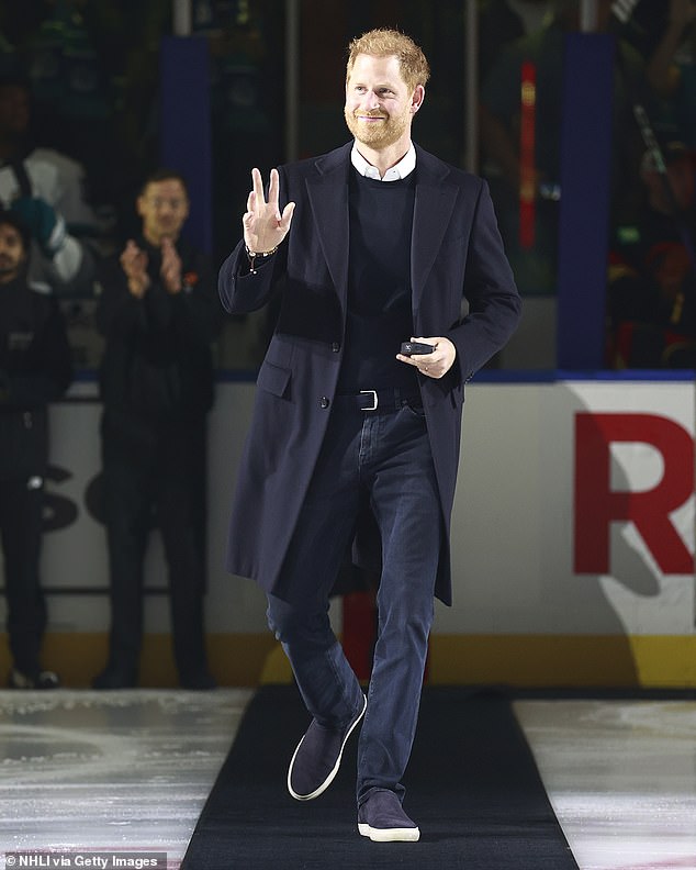 الأمير هاري، دوق ساسكس، يسير على الجليد قبل أن يواجه فريق فانكوفر كانوكس فريق سان خوسيه شاركس في مباراة دوري الهوكي الوطني في ملعب روجرز أرينا في 20 نوفمبر 2023.