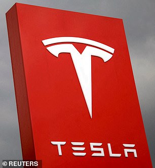 شعار شركة تيسلا التي تنتج السيارات الكهربائية وتكنولوجيا البطاريات