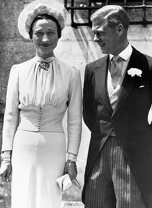 إدوارد الثامن، دوق وندسور، مع عروسه واليس، دوقة وندسور، في يوم زفافهما عام 1937