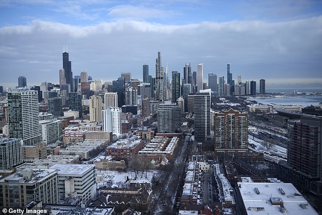 تظهر المباني في الأفق في 17 يناير 2024 في شيكاغو، إلينوي.  في شيكاغو، لم يكن هناك سوى وضع حجر الأساس لمشروع بناء مكاتب واحد فقط في العام الماضي