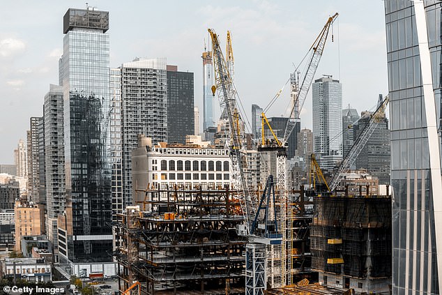 شوهدت الرافعات وهي تبني ناطحات السحاب في نيويورك في عام 2019. وانخفض عدد الرافعات في مانهاتن بنسبة 69 بالمائة في السنوات الأربع الماضية