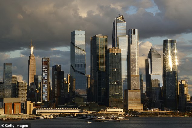 تغرب الشمس على هدسون ياردز ومبنى إمباير ستيت في مدينة نيويورك في أكتوبر.  لم يكن لدى مانهاتن أي مشاريع بناء للمكاتب في العام الماضي