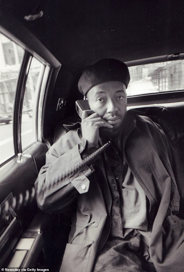 سيمونز يتحدث عبر الهاتف في مانهاتن عام 1991