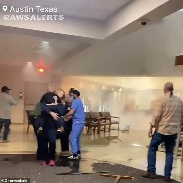 وأظهر مقطع فيديو للحادث تدمير العديد من كراسي غرفة الانتظار في غرفة الطوارئ قبل أن يتم تعليق السيارة داخل الردهة بالقرب من مكتب الاستقبال.