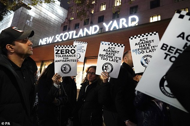 أشخاص يحضرون مسيرة ضد معاداة السامية خارج نيو سكوتلاند يارد في وسط لندن، مطالبين بإجراءات الشرطة وسط تزايد الحوادث المعادية للسامية