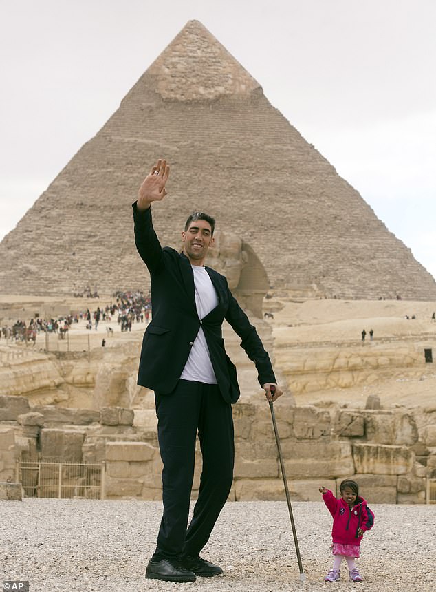 التقى كوسين، 41 عامًا، وأمجي، 30 عامًا، سابقًا لالتقاط صور في القاهرة، مصر، في عام 2018، حيث وقفا أمام أهرامات الجيزة كجزء من حملة لإحياء صناعة السياحة المتعثرة في البلاد.