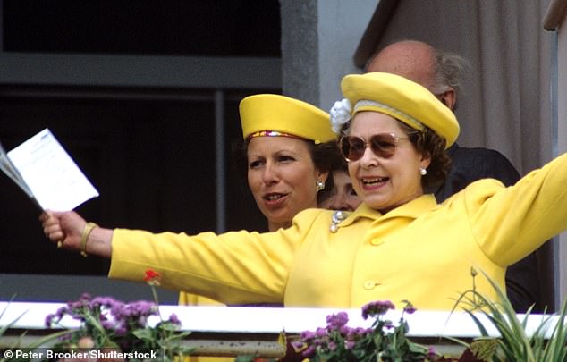 الملكة إليزابيث الثانية والأميرة آن تحتفلان بالفوز في سباق ديربي للخيول عام 1988