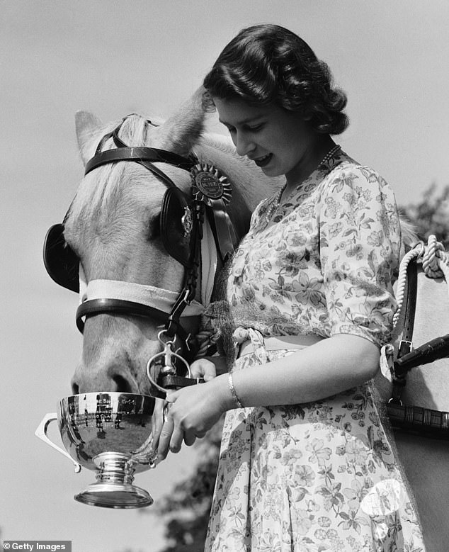 كان العصر الذهبي لجلالة الملكة كمالكة لخيول السباق في عام 1953، وهو عام تتويجها، عندما جاء حصانها المحبوب أوريول في المركز الثاني بعد بينزا، وهو أقرب ما حققته الملكة على الإطلاق للفوز بالديربي.