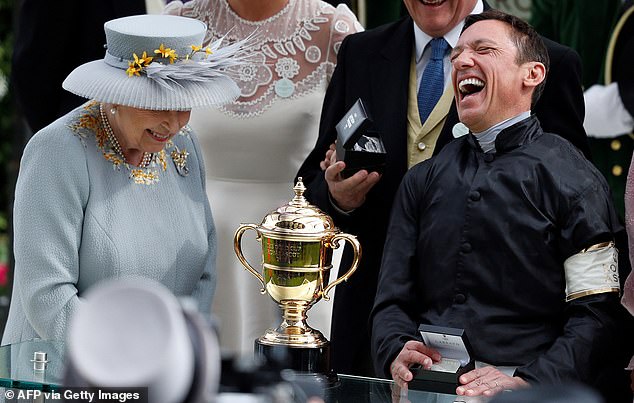 الملكة إليزابيث تجعل الفارس الإيطالي فرانكي ديتوري (على اليمين) يضحك أثناء العرض بعد فوزه بالكأس الذهبية في رويال أسكوت عام 2019