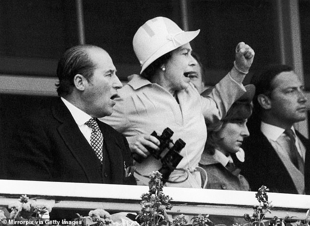 في عام 1974، كان اهتمام الملكة بالخيول موضوعًا لعنوان فيلم وثائقي، خيول سباق الملكة: منظر خاص، والذي روته بنفسها (في الصورة في السباقات عام 1978).