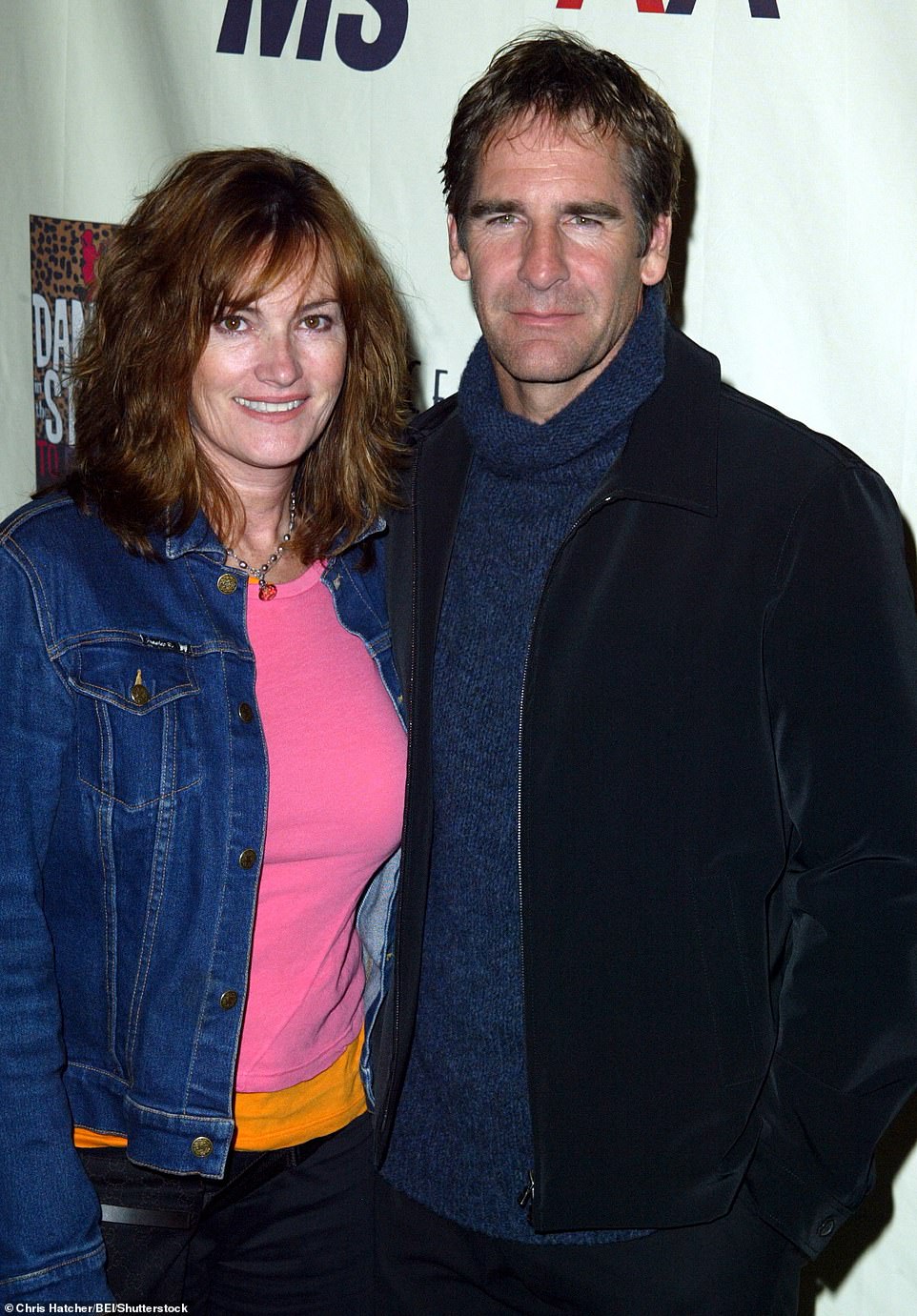 وشاهد الثنائي يدًا بيد في حفل Race To Erase في لوس أنجلوس في مايو 2003