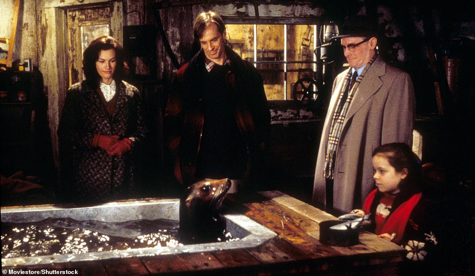 شوهد فيلد في أقصى اليسار في فيلم الختم أندريه مع كيث كارادين وتينا ماجورينو عام 1994