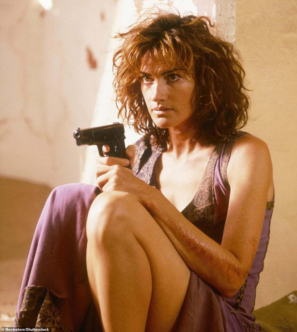 المرأة السمراء التي شوهدت في فيلم Dust Devil عام 1992 وهي تحمل مسدساً وهي ترتدي فستاناً أرجوانياً