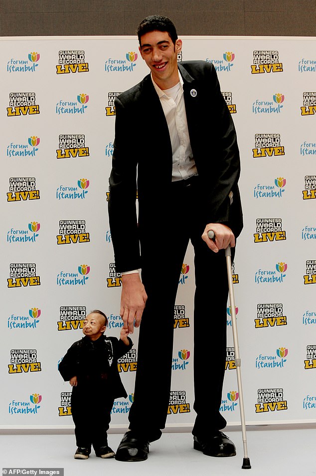 أطول رجل في العالم يقف مع أقصر رجل في العالم في عام 2010