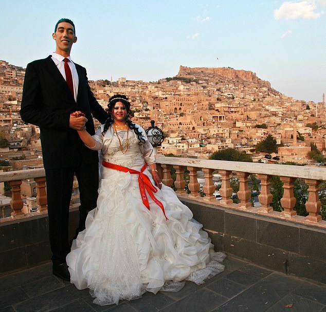 انتهى زواج كوسين من امرأة سورية أقصر منه بمقدار 2 قدم و7 بوصات بالطلاق بسبب حاجز اللغة