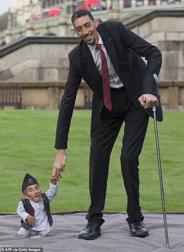 شاندرا باهادور دانجي، من نيبال، (يسار) أقصر شخص بالغ تم التحقق منه على الإطلاق في موسوعة غينيس للأرقام القياسية، تم تصويره مع أطول رجل في العالم سلطان كوسين من تركيا في عام 2014.
