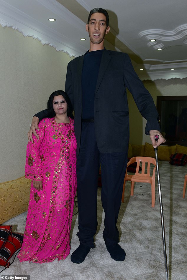 أطول رجل في العالم سلطان كوسين (على اليمين) مع خطيبته ميرفي ديبو خلال ليلة الحناء، الحفل الذي أقيم قبل يوم واحد من حفل الزفاف، في 26 أكتوبر 2013.