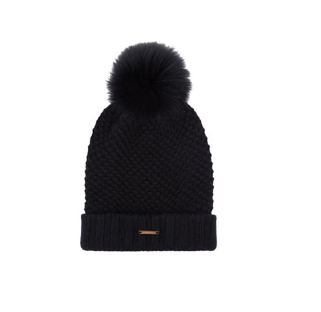 قبعة صغيرة من Burberry 'Fur Pom Pom' بقيمة 320 جنيهًا إسترلينيًا أنهت المظهر بشكل مثالي