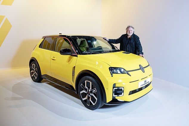 راي ماسي في معرض جنيف للسيارات مع سيارة Renault 5 E-Tech التي تم الكشف عنها حديثًا، وهي نسخة إنتاجية كهربائية بالكامل من السيارة الاختبارية لعام 2021 المبنية على سيارة Renault 5 الكلاسيكية