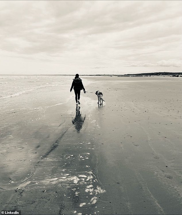واختارت دانييلا، مرفقة بمنشورها، صورة بالأبيض والأسود لها وهي تمشي مع كلبها على طول الشاطئ