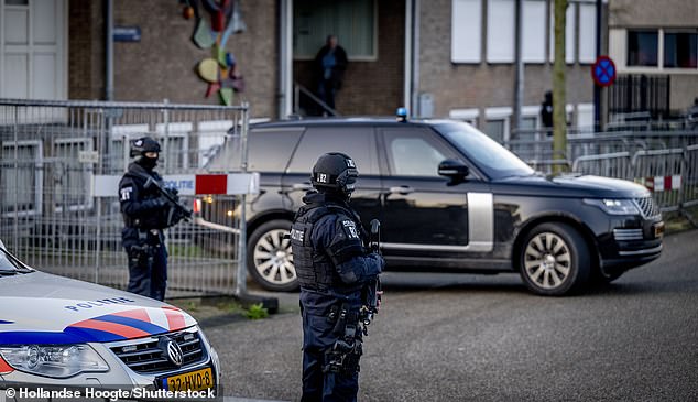 سيارة مؤمنة تصل إلى المحكمة شديدة الحراسة للنطق بالحكم في قضية مارينجو الجنائية في أمستردام، يوم الثلاثاء