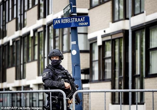 موظفو الأمن يقفون للحراسة خارج ملجأ المحكمة في أمستردام-أوسدورب قبل جلسة الاستماع في قضية مارينجو الجنائية