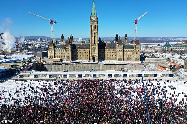 الآلاف يعتصمون أمام البرلمان الكندي خلال احتجاجات “قافلة الحرية” التي استقطبت البلاد عام 2022