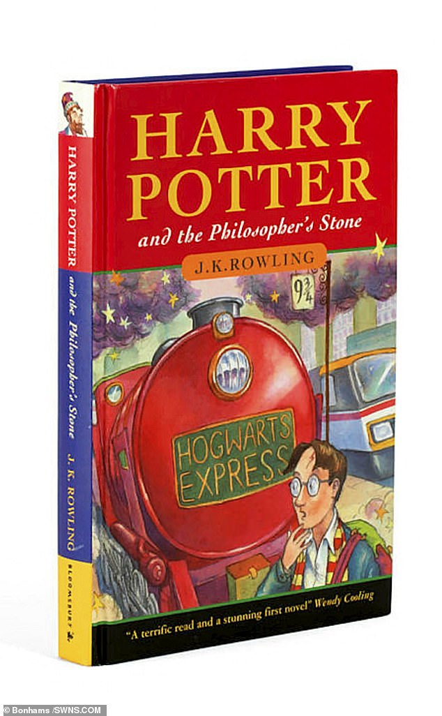 تم إدراج جميع كتب هاري بوتر تقريبًا مع تحذيرات مختلفة.  تأتي أولى الحكايات، هاري بوتر وحجر الساحر، مع ستة تحذيرات