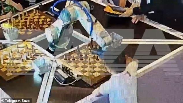كسر روبوت يلعب الشطرنج (في الصورة) إصبع طفل خلال بطولة دولية في موسكو في يوليو الماضي، وتم تسجيل الحادث في لقطات كاميرات المراقبة