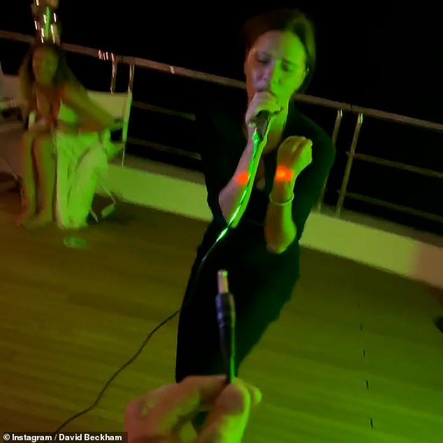 شارك بيكهام لقطات فيديو لفيكتوريا وهي تؤدي أغنية كاريوكي كلاسيكية على متن قارب في عام 2022 – وهو نفس العام الذي اشترى فيه يخته الأول