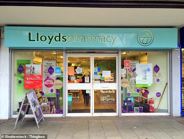 وقد أغلقت شركة Boots فروعها بشكل جماعي في الأشهر الأخيرة، في حين أغلقت LloydsPharmacy أبوابها بالكامل.  في الصورة: متجر صيدلية لويدز في براكنيل، بيركشاير