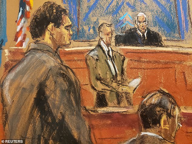 يقف سام بانكمان فرايد بينما يقرأ رئيس هيئة المحلفين الحكم بعد محاكمة الاحتيال يوم الخميس