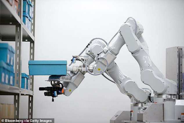 صورة توضيحية توضح ذراع الروبوت المستخدمة في أحد المصانع باليابان