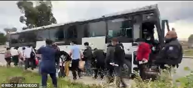 وفي فبراير/شباط، ظهر مقطع فيديو صادم آخر يظهر عملاء حرس الحدود وهم يطلقون سراح مئات المهاجرين في محطة حافلات في سان دييغو