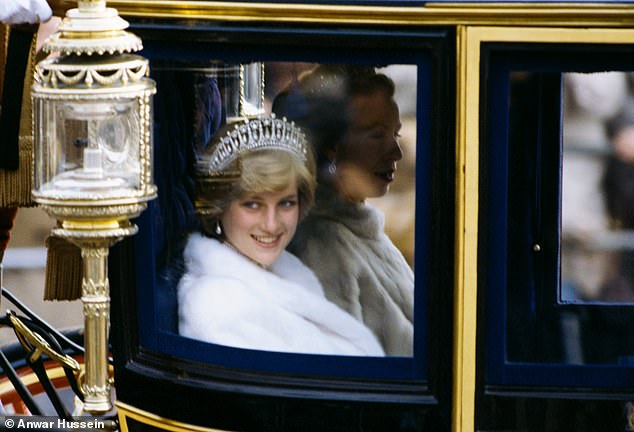 ديانا في عربة زفافها خلال زواجها من تشارلز عام 1981