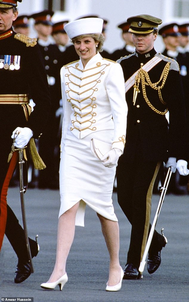 الأميرة ديانا تحضر عرضًا عسكريًا في الأكاديمية العسكرية الملكية في ساندهيرست، ساري، أبريل 1987
